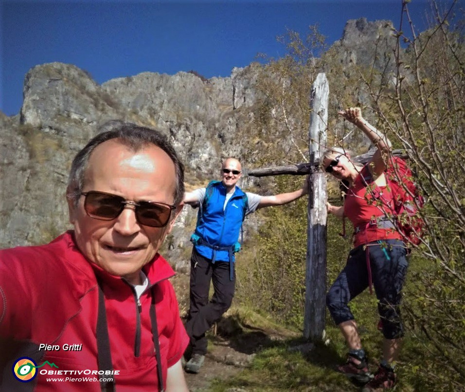 23 Croce in legno su un cocuzzolo con vista sui contrafforti del Cancervo.jpg